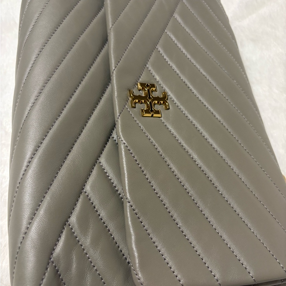 Tory Burch Quilted Gray Shoulder Bag - Picture 6 of 7
